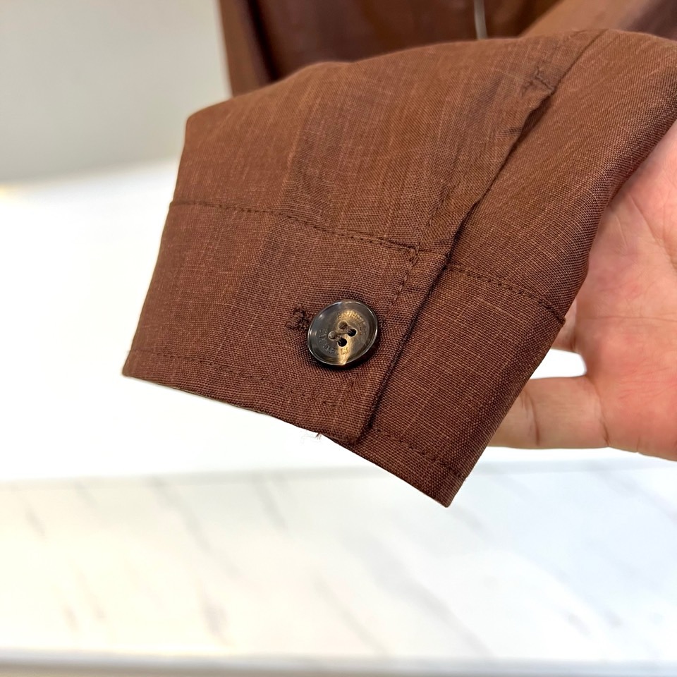 Brunello Cucinelli 2026春夏新品夹克，以经典翻领结合顺滑拉链开襟，诠释现代简约风范