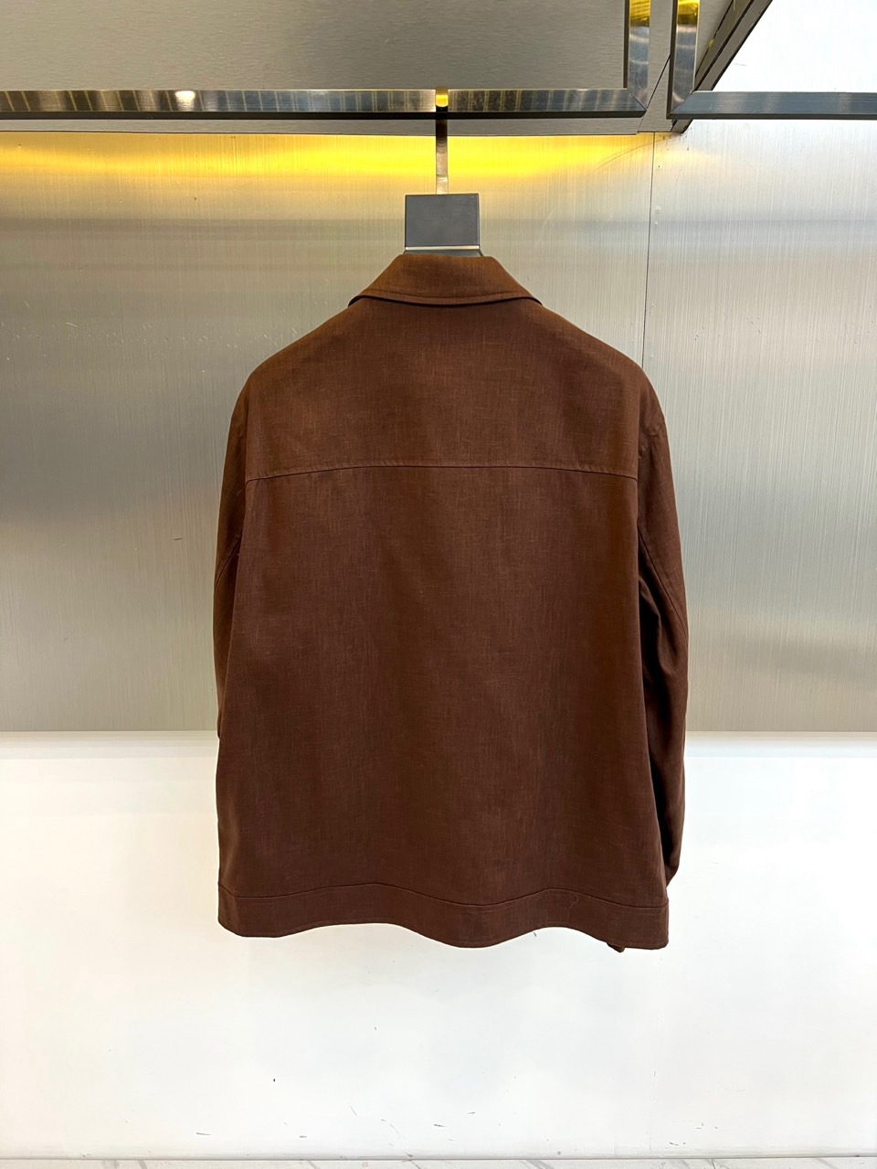 Brunello Cucinelli 2026春夏新品夹克，以经典翻领结合顺滑拉链开襟，诠释现代简约风范