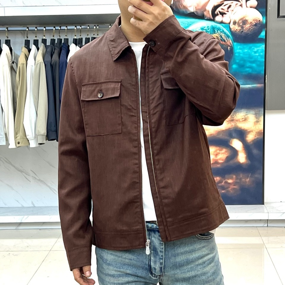 Brunello Cucinelli 2026春夏新品夹克，以经典翻领结合顺滑拉链开襟，诠释现代简约风范