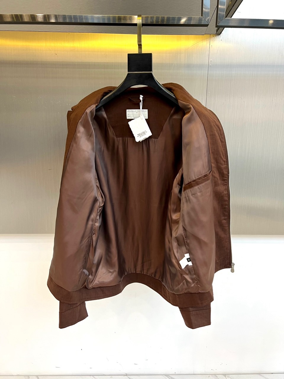 Brunello Cucinelli 2026春夏新品夹克，以经典翻领结合顺滑拉链开襟，诠释现代简约风范