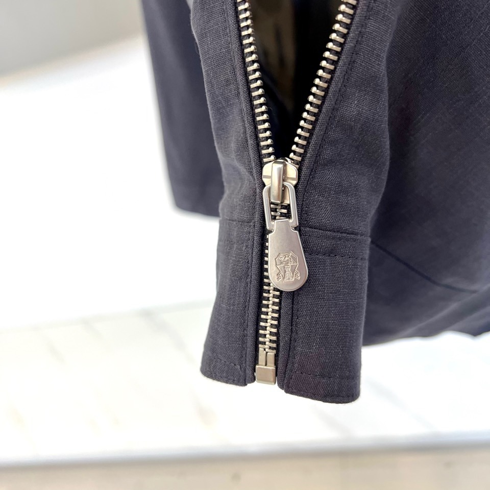Brunello Cucinelli 2026春夏新品夹克，以经典翻领与利落剪裁勾勒现代都市廓形。前襟顺