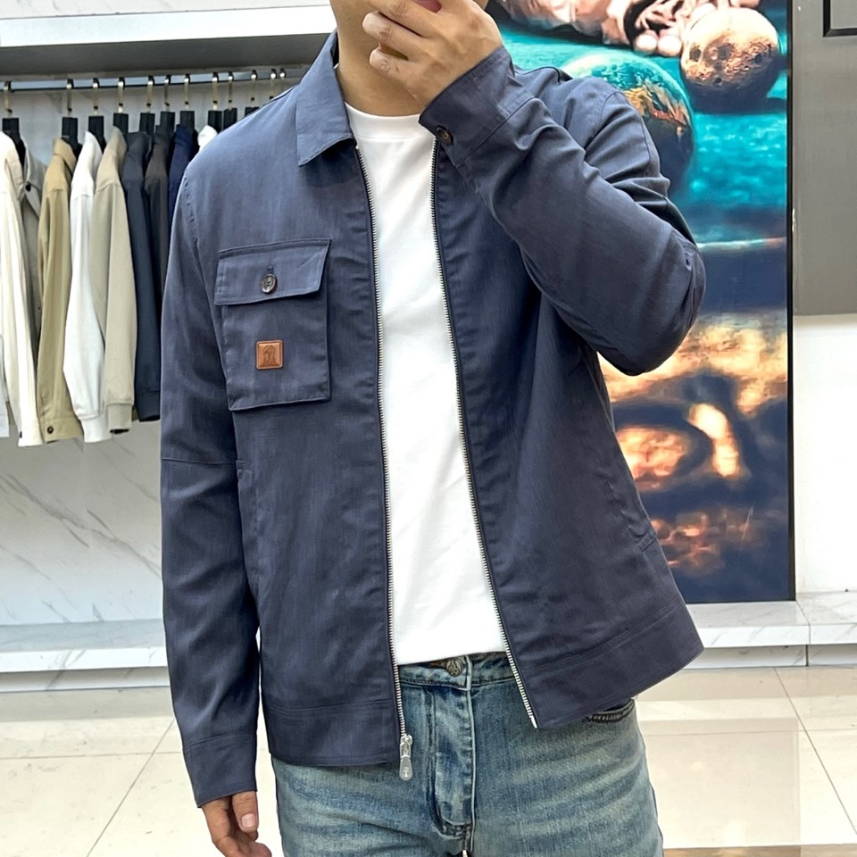 Brunello Cucinelli 2026春夏新品夹克，以经典翻领与利落剪裁勾勒现代都市廓形。前襟顺