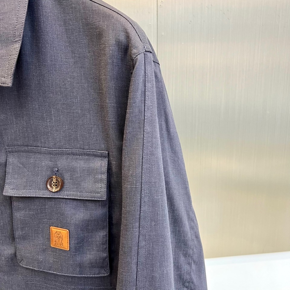 Brunello Cucinelli 2026春夏新品夹克，以经典翻领与利落剪裁勾勒现代都市廓形。前襟顺