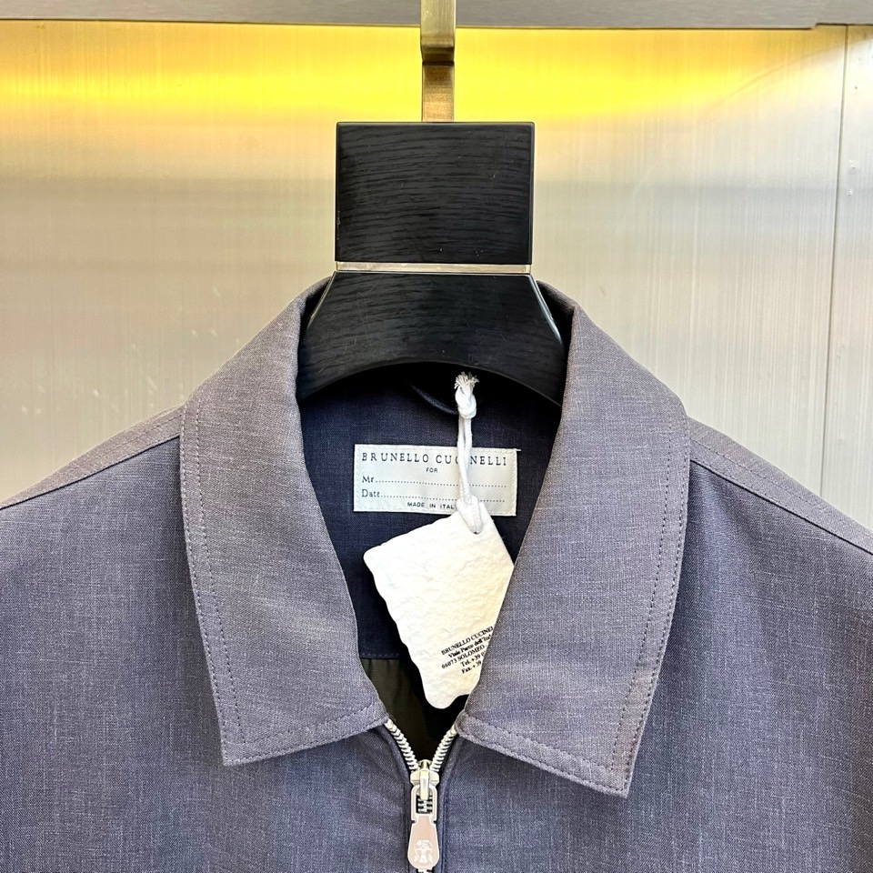 Brunello Cucinelli 2026春夏新品夹克，以经典翻领与利落剪裁勾勒现代都市廓形。前襟顺