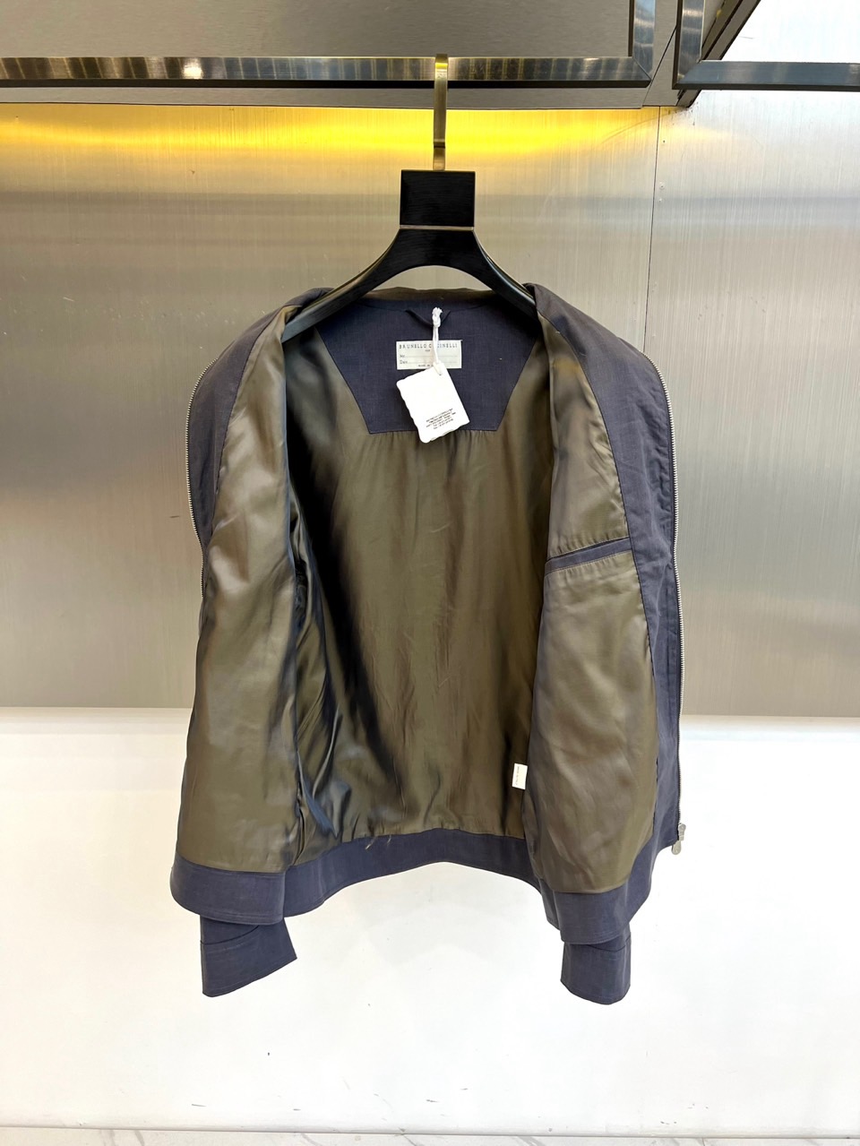 Brunello Cucinelli 2026春夏新品夹克，以经典翻领与利落剪裁勾勒现代都市廓形。前襟顺
