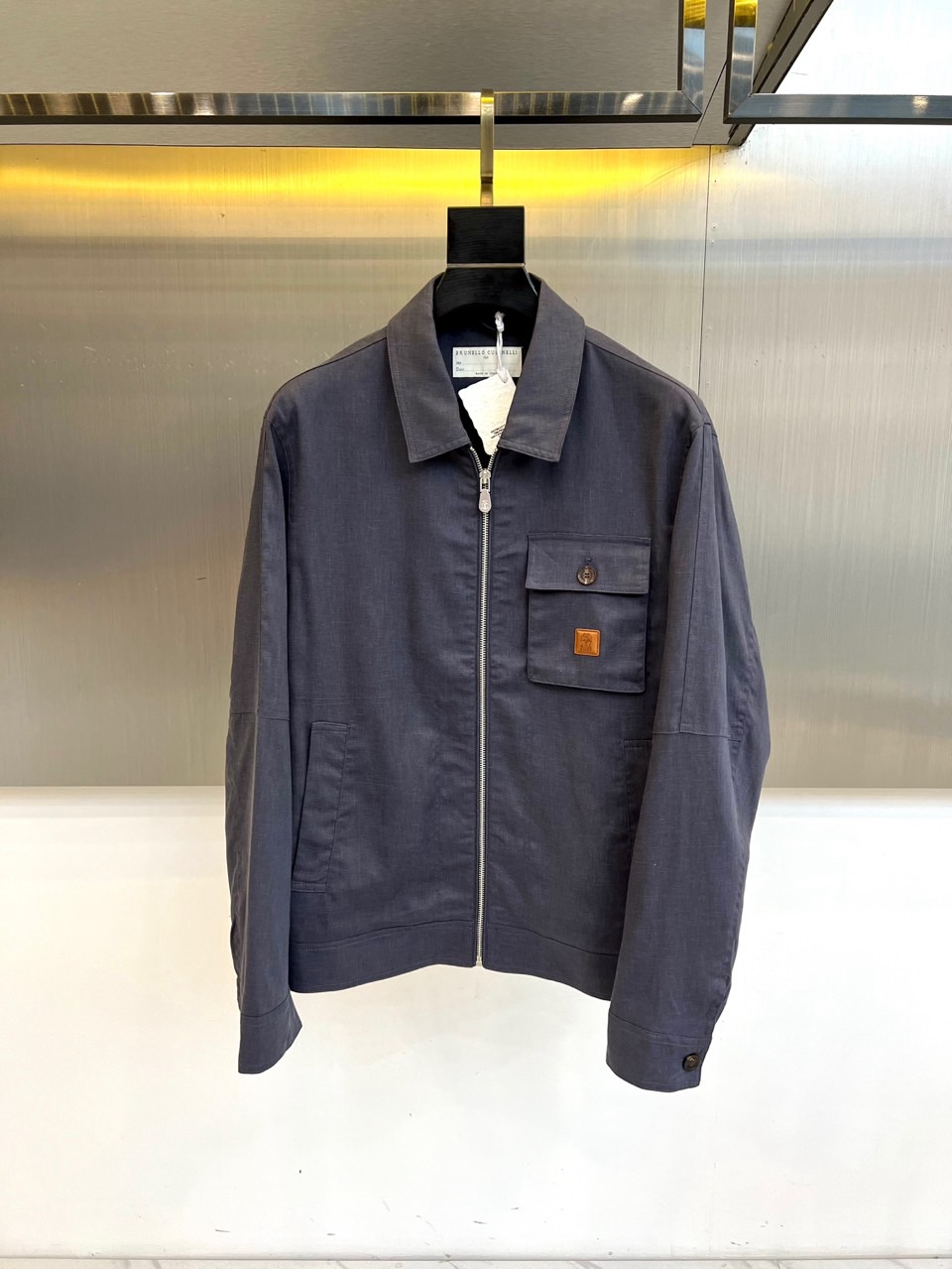Brunello Cucinelli 2026春夏新品夹克，以经典翻领与利落剪裁勾勒现代都市廓形。前襟顺
