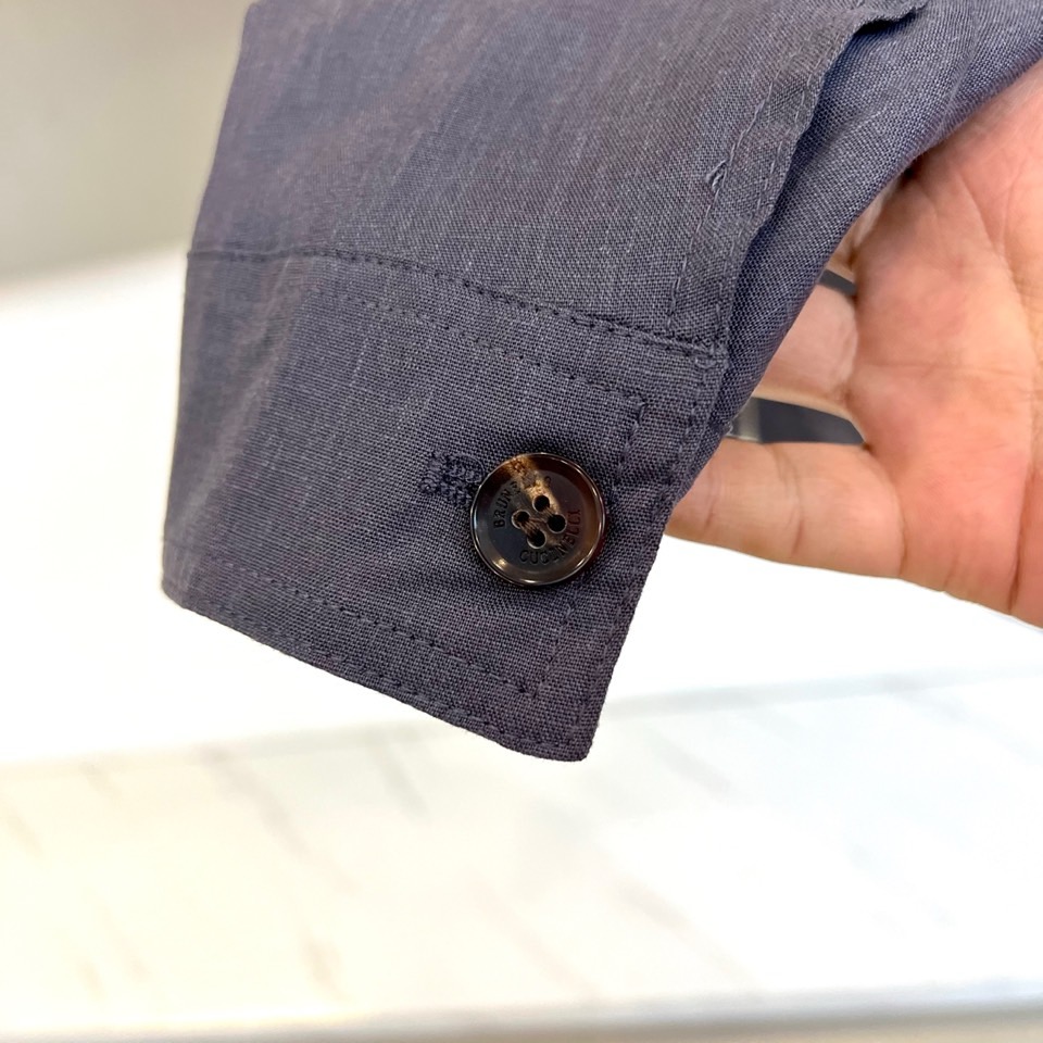 Brunello Cucinelli 2026春夏新品夹克，以经典翻领与利落剪裁勾勒现代都市廓形。前襟顺