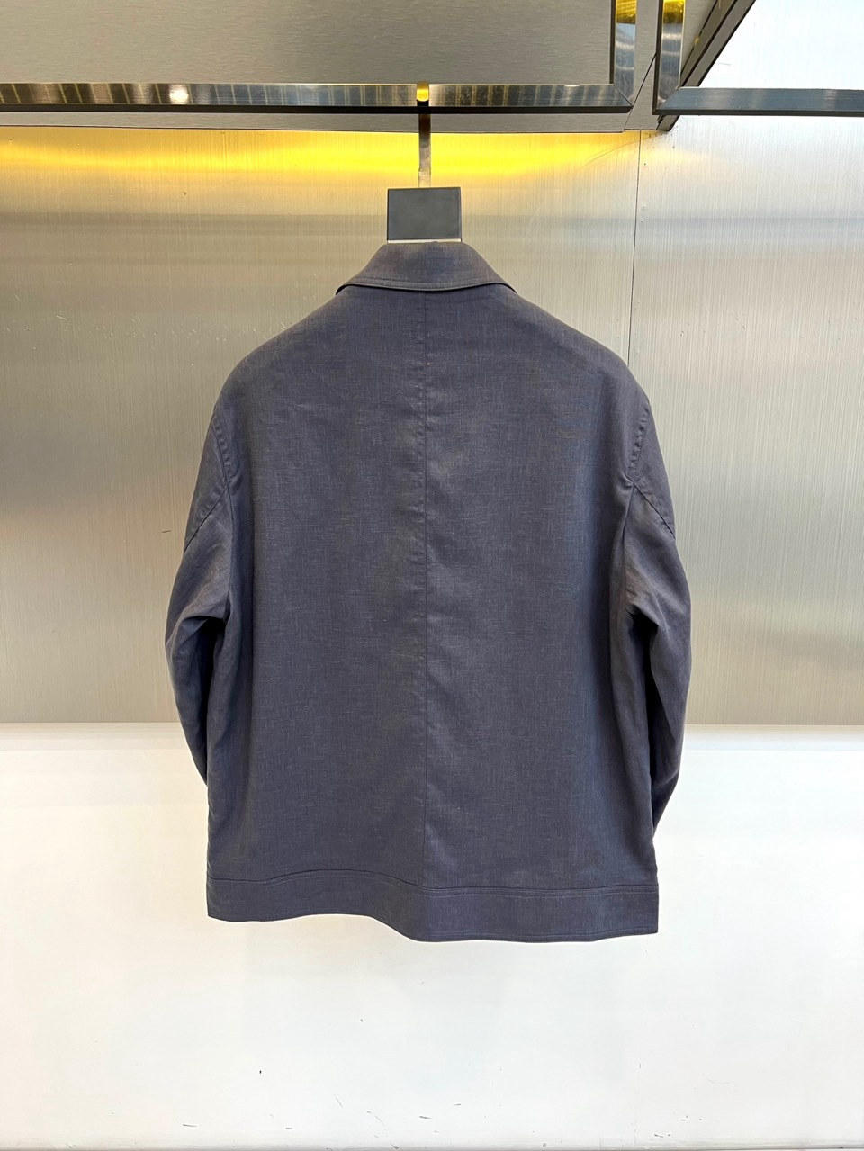 Brunello Cucinelli 2026春夏新品夹克，以经典翻领与利落剪裁勾勒现代都市廓形。前襟顺