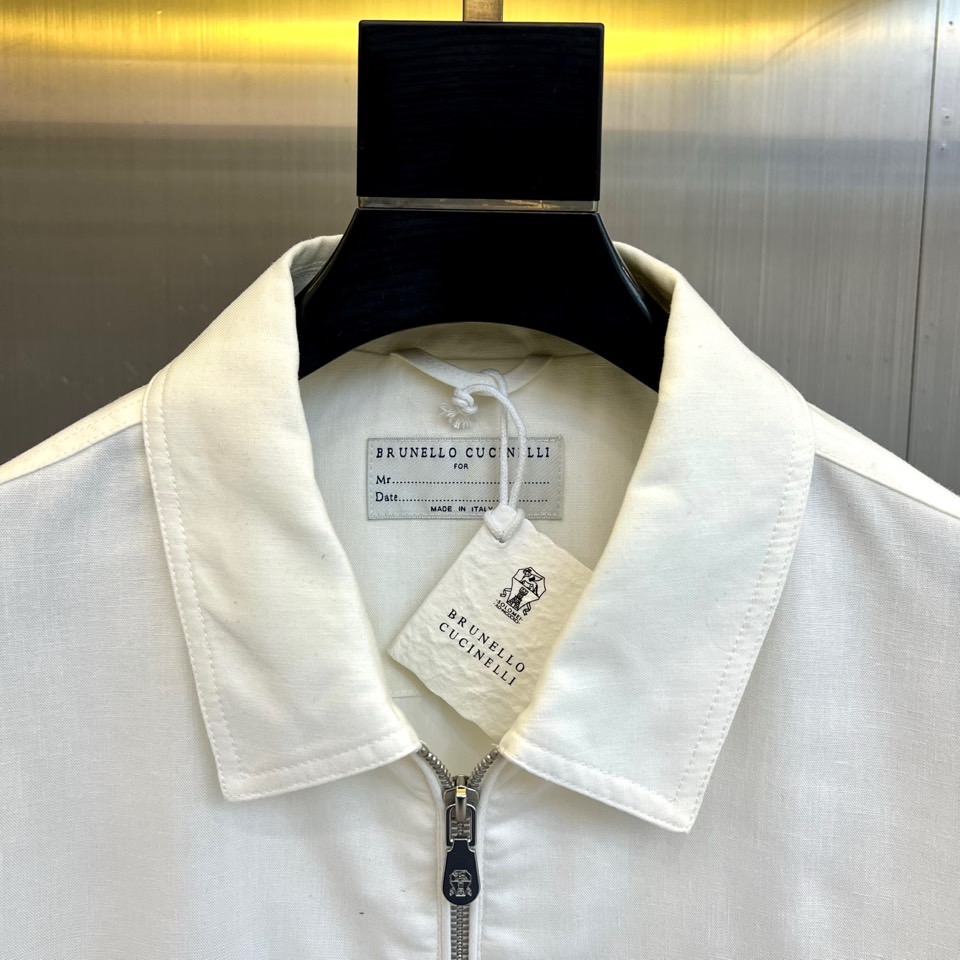 Brunello Cucinelli 2026春夏新品夹克，以经典翻领与利落剪裁勾勒现代都市廓形。前襟顺