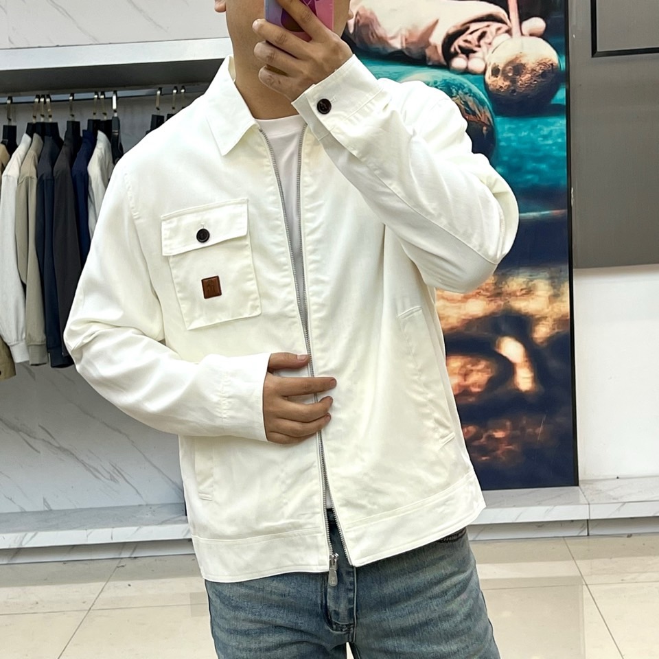 Brunello Cucinelli 2026春夏新品夹克，以经典翻领与利落剪裁勾勒现代都市廓形。前襟顺