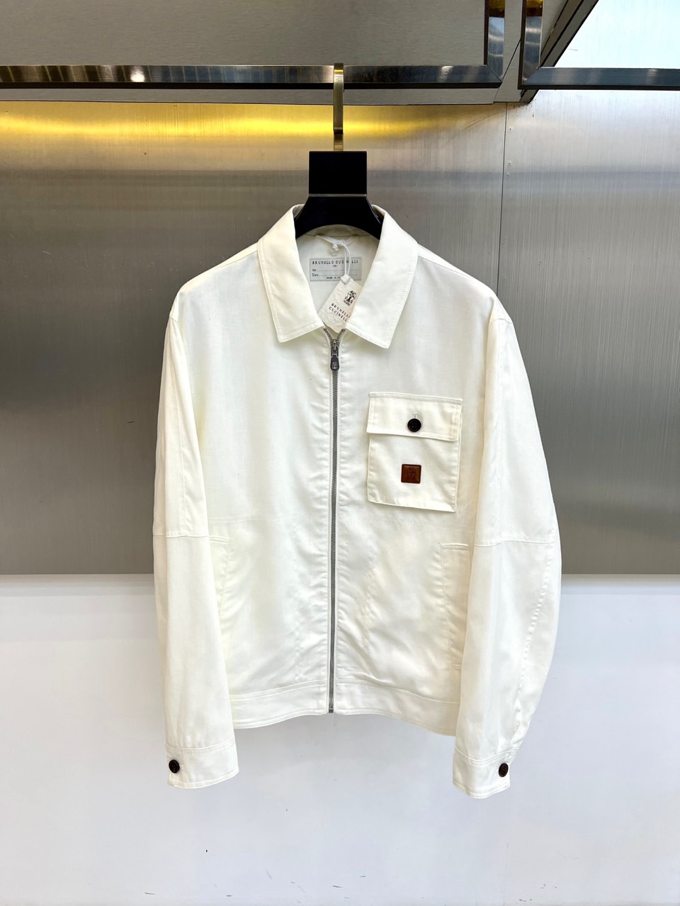 Brunello Cucinelli 2026春夏新品夹克，以经典翻领与利落剪裁勾勒现代都市廓形。前襟顺