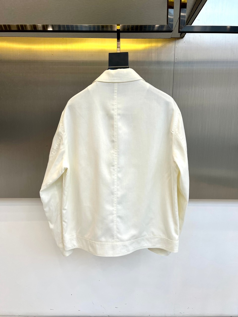 Brunello Cucinelli 2026春夏新品夹克，以经典翻领与利落剪裁勾勒现代都市廓形。前襟顺