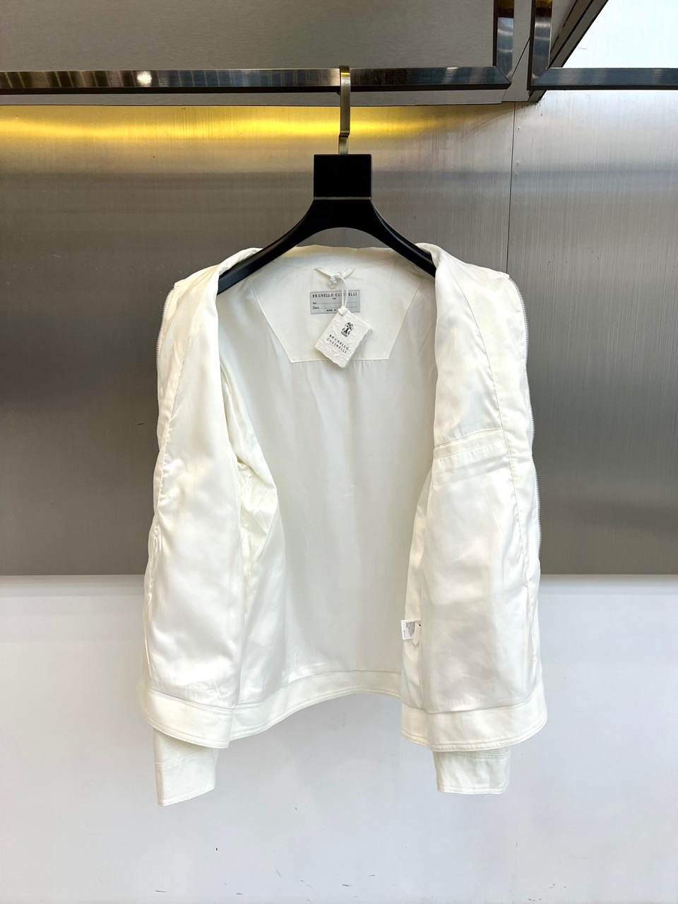 Brunello Cucinelli 2026春夏新品夹克，以经典翻领与利落剪裁勾勒现代都市廓形。前襟顺