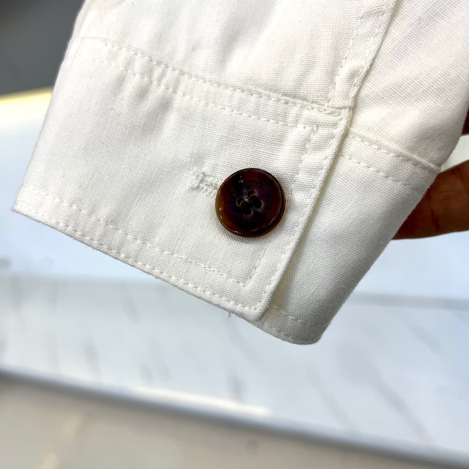 Brunello Cucinelli 2026春夏新品夹克，以经典翻领与利落剪裁勾勒现代都市廓形。前襟顺