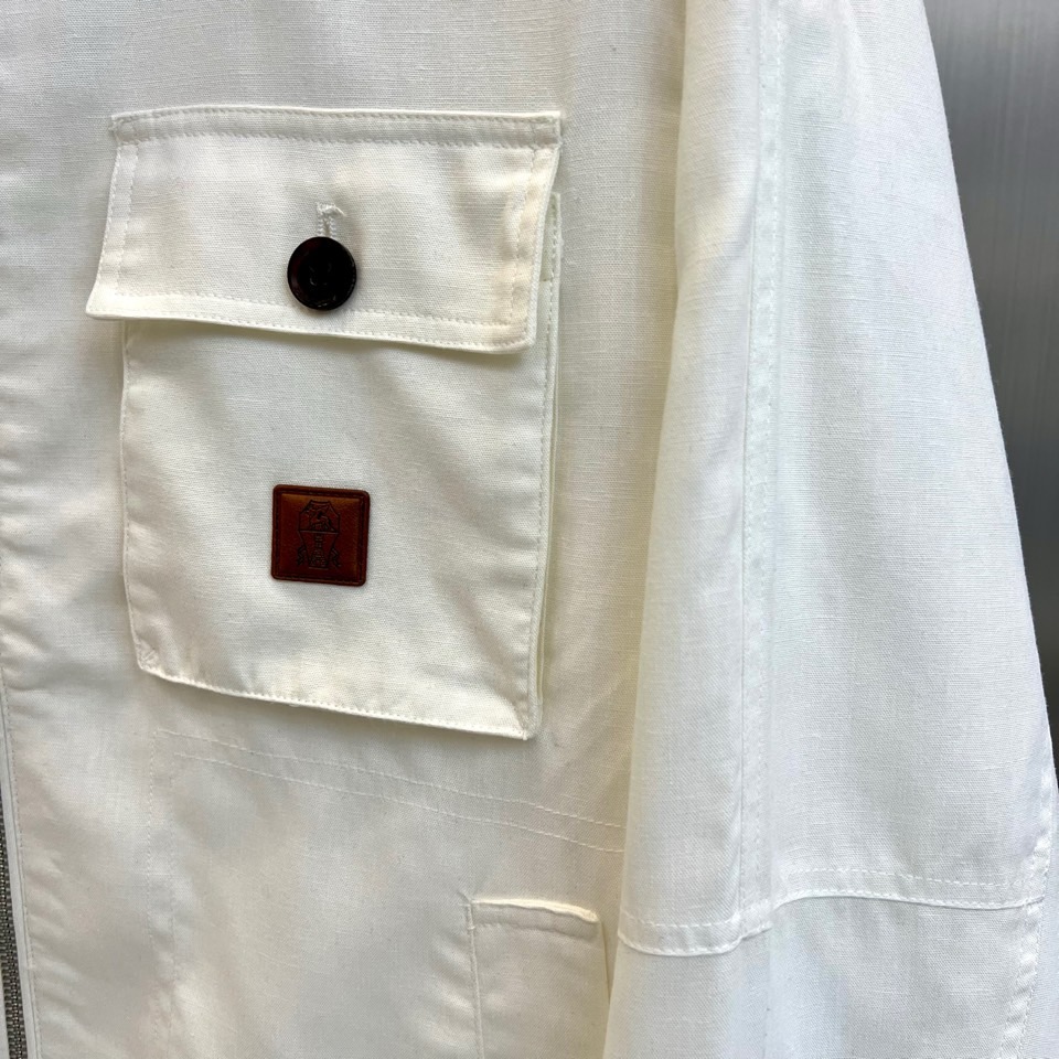 Brunello Cucinelli 2026春夏新品夹克，以经典翻领与利落剪裁勾勒现代都市廓形。前襟顺