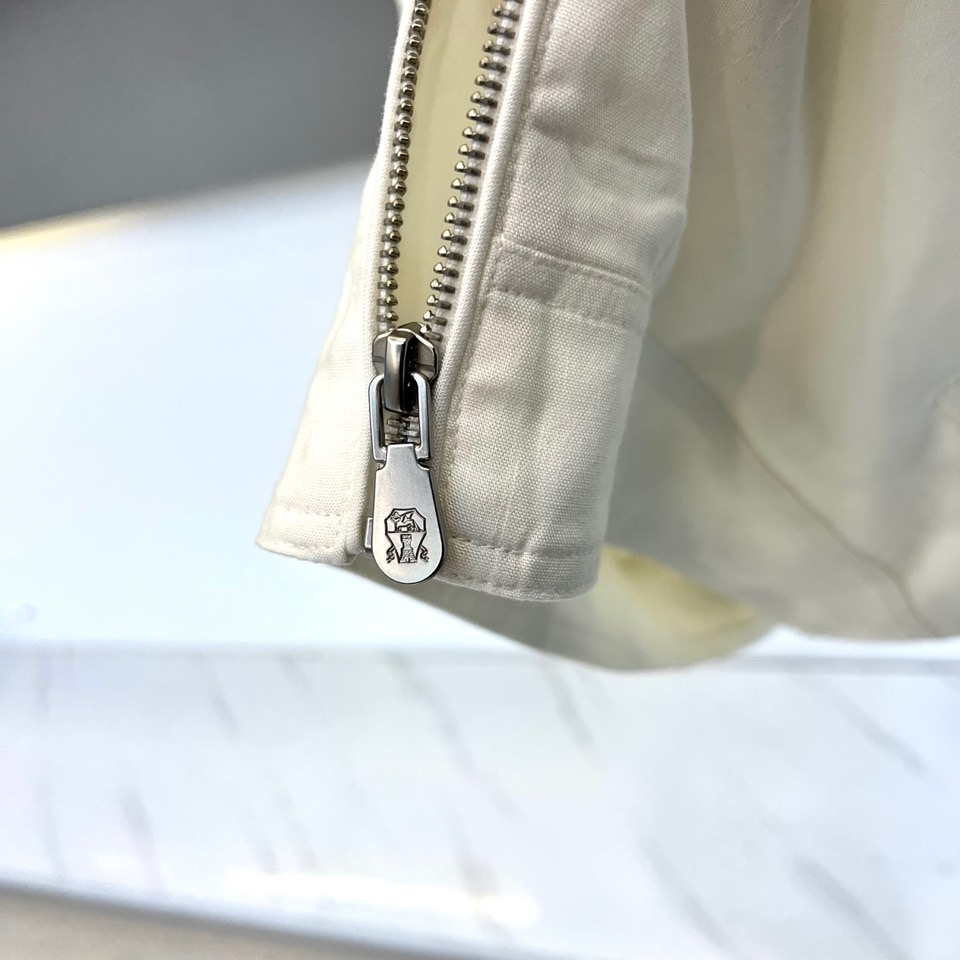 Brunello Cucinelli 2026春夏新品夹克，以经典翻领与利落剪裁勾勒现代都市廓形。前襟顺