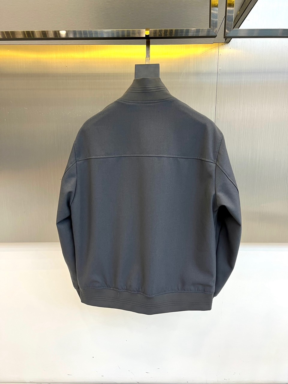 Loro Piana 2026春夏新品夹克，以经典立领与纽扣开襟设计，演绎隽永的意式优雅。前襟单排纽扣排