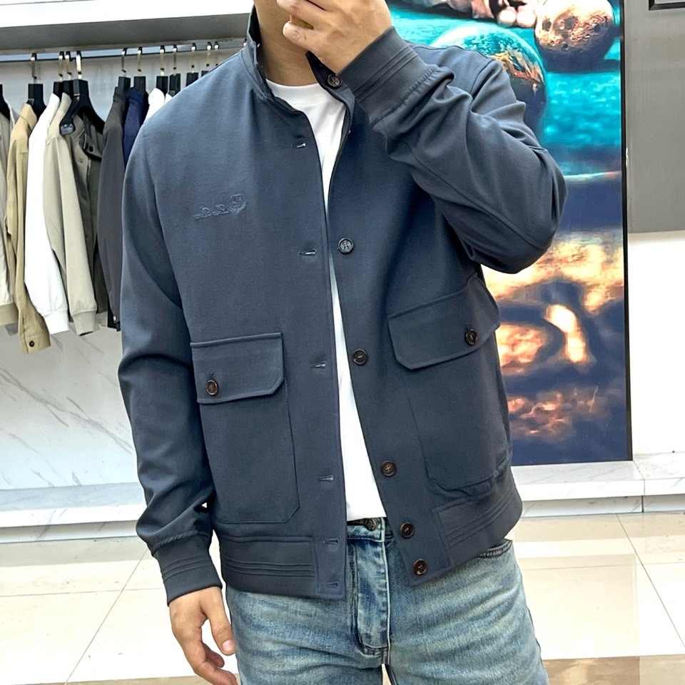 Loro Piana 2026春夏新品夹克，以经典立领与纽扣开襟设计，演绎隽永的意式优雅。前襟单排纽扣排