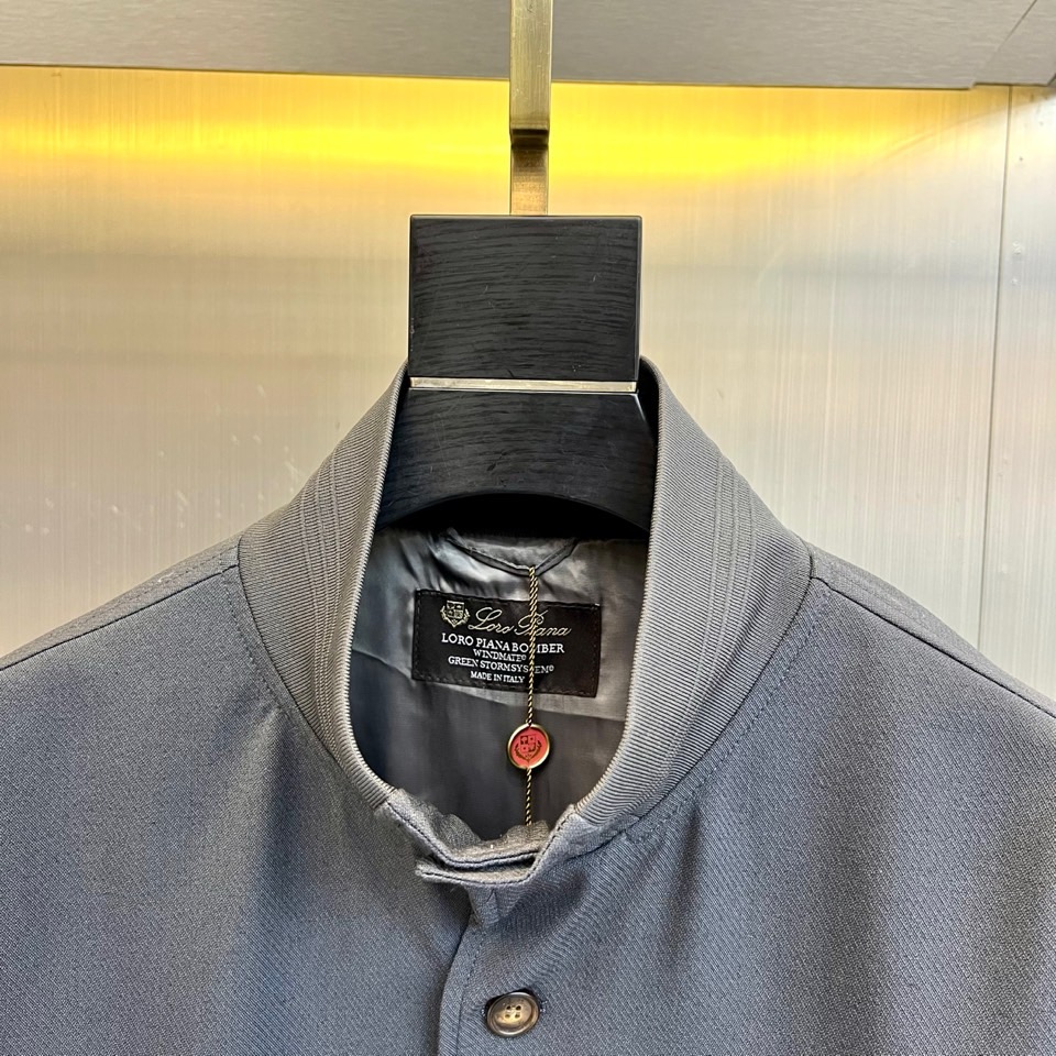 Loro Piana 2026春夏新品夹克，以经典立领与纽扣开襟设计，演绎隽永的意式优雅。前襟单排纽扣排