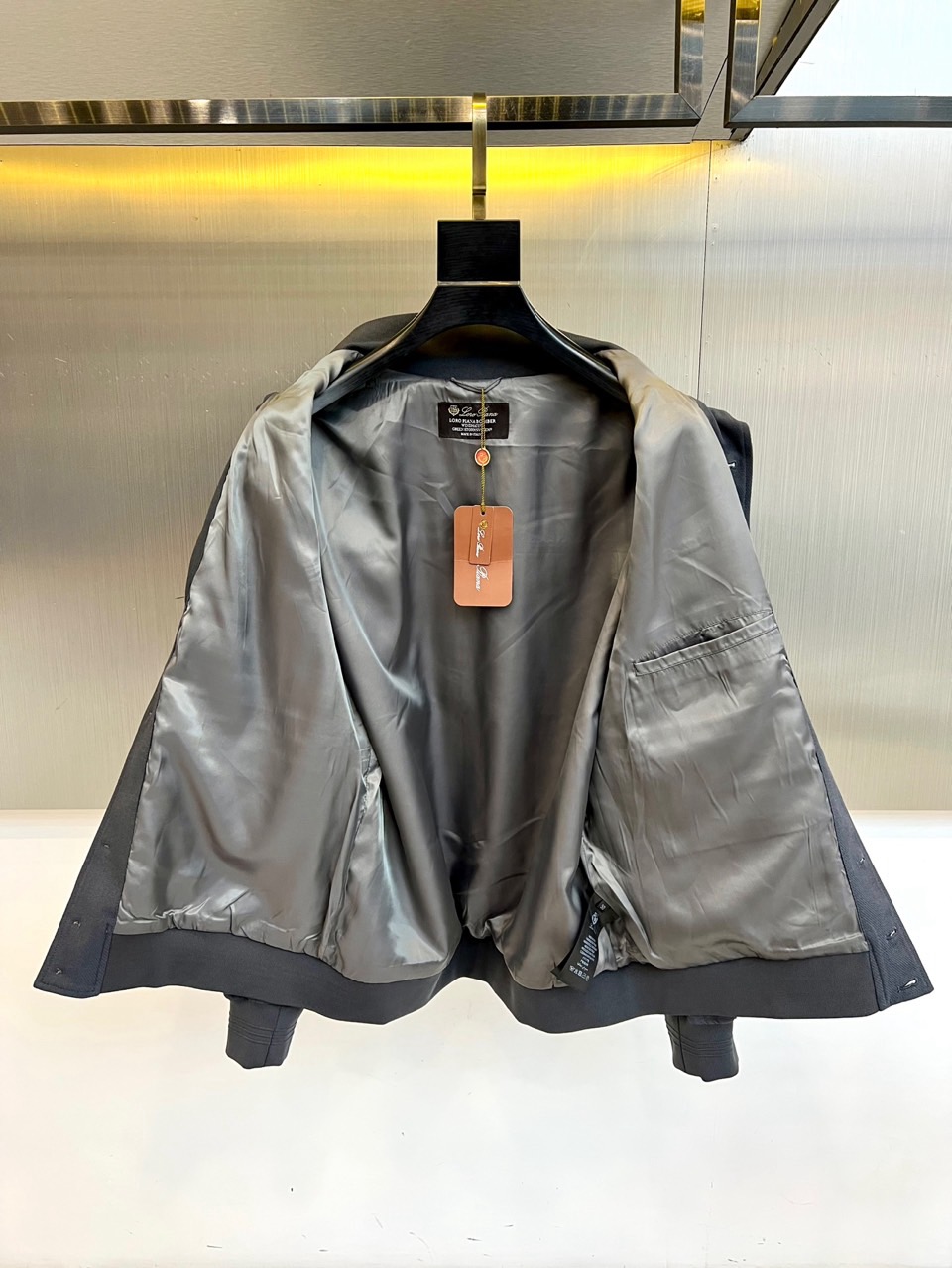 Loro Piana 2026春夏新品夹克，以经典立领与纽扣开襟设计，演绎隽永的意式优雅。前襟单排纽扣排