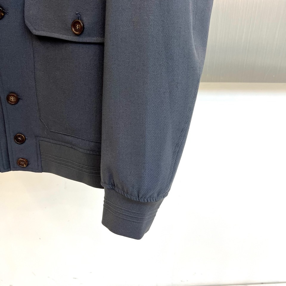 Loro Piana 2026春夏新品夹克，以经典立领与纽扣开襟设计，演绎隽永的意式优雅。前襟单排纽扣排