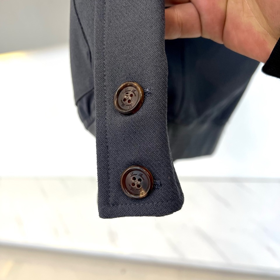Loro Piana 2026春夏新品夹克，以经典立领与纽扣开襟设计，演绎隽永的意式优雅。前襟单排纽扣排