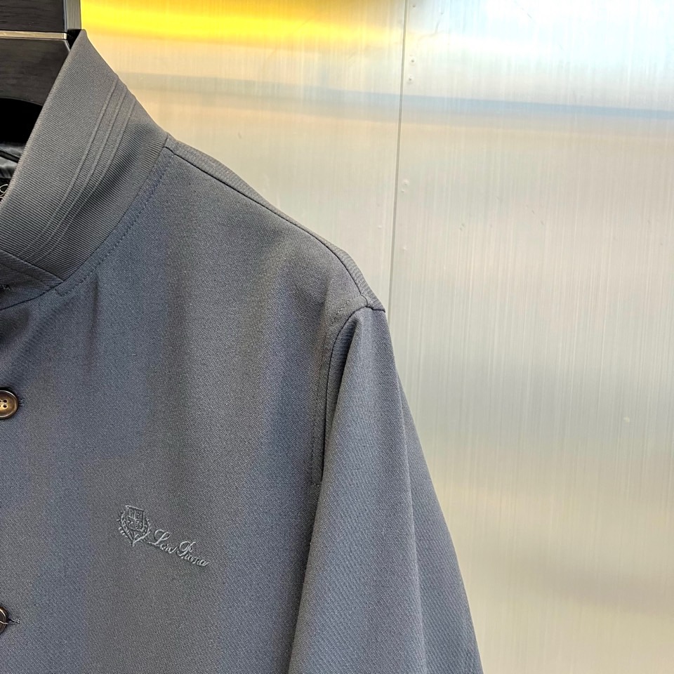 Loro Piana 2026春夏新品夹克，以经典立领与纽扣开襟设计，演绎隽永的意式优雅。前襟单排纽扣排