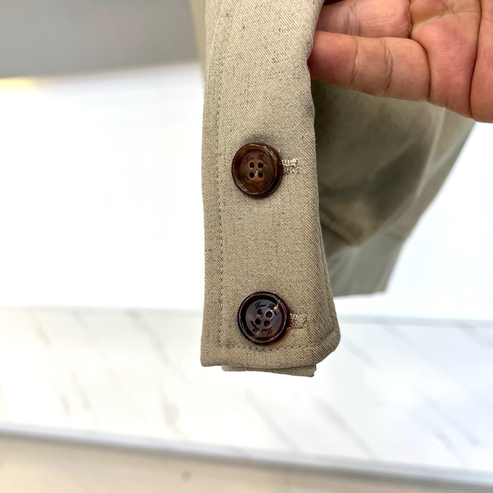 Loro Piana 2026春夏新品夹克，以经典立领与纽扣开襟设计，演绎隽永的意式优雅。前襟单排纽扣排