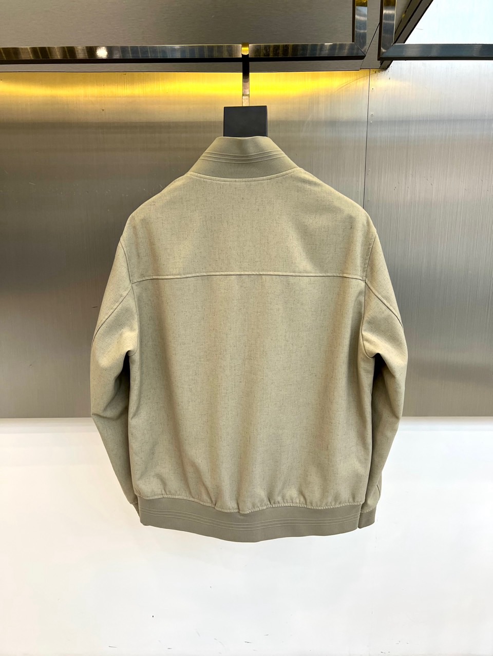 Loro Piana 2026春夏新品夹克，以经典立领与纽扣开襟设计，演绎隽永的意式优雅。前襟单排纽扣排