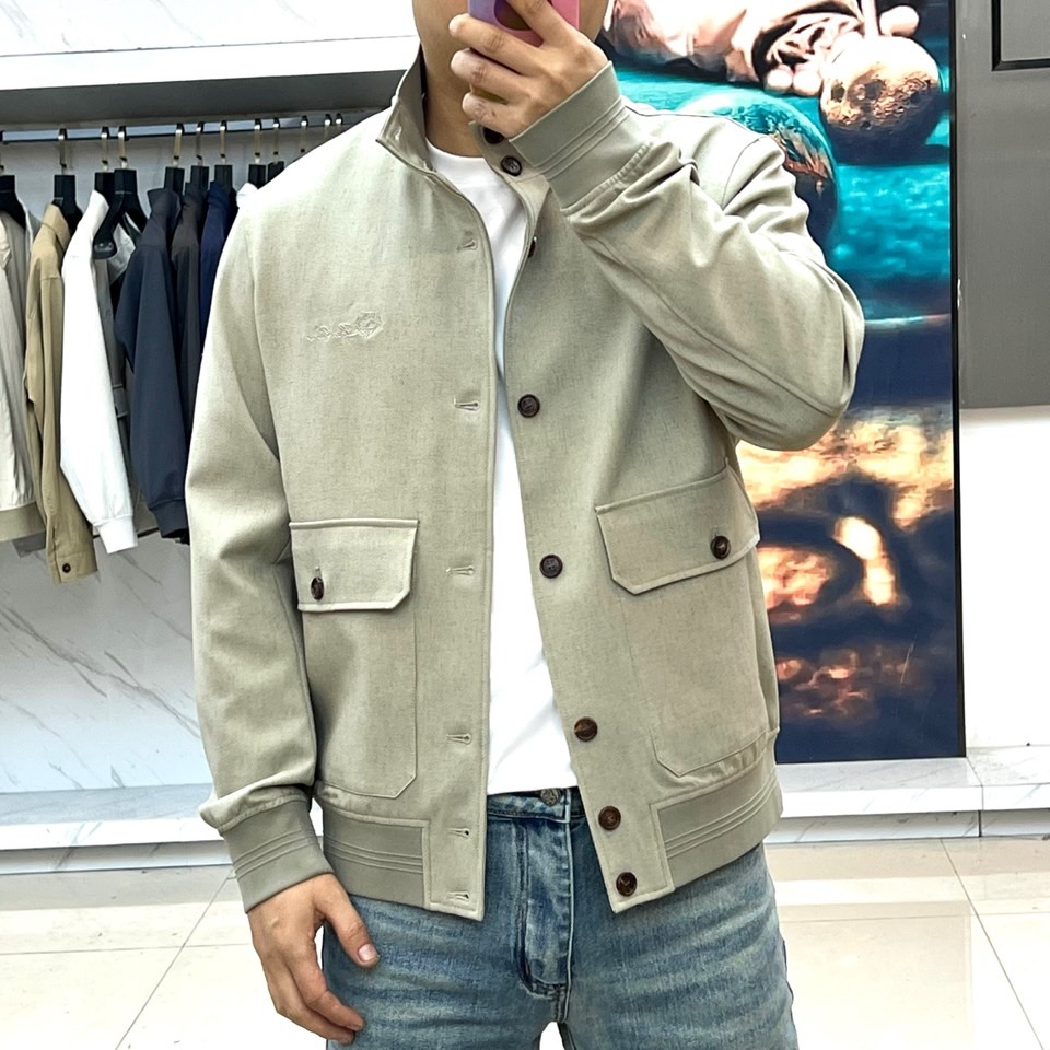 Loro Piana 2026春夏新品夹克，以经典立领与纽扣开襟设计，演绎隽永的意式优雅。前襟单排纽扣排