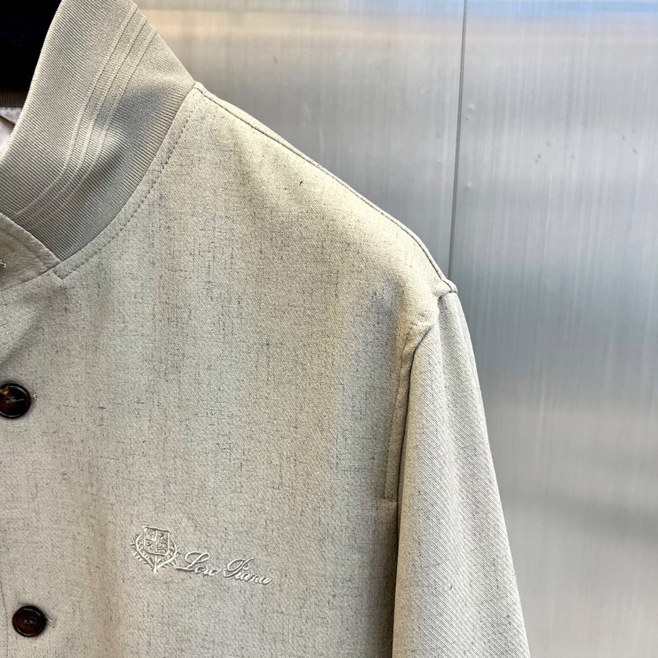 Loro Piana 2026春夏新品夹克，以经典立领与纽扣开襟设计，演绎隽永的意式优雅。前襟单排纽扣排
