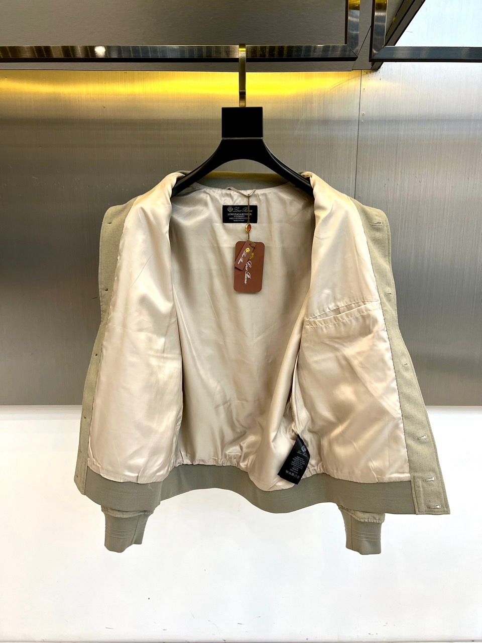 Loro Piana 2026春夏新品夹克，以经典立领与纽扣开襟设计，演绎隽永的意式优雅。前襟单排纽扣排