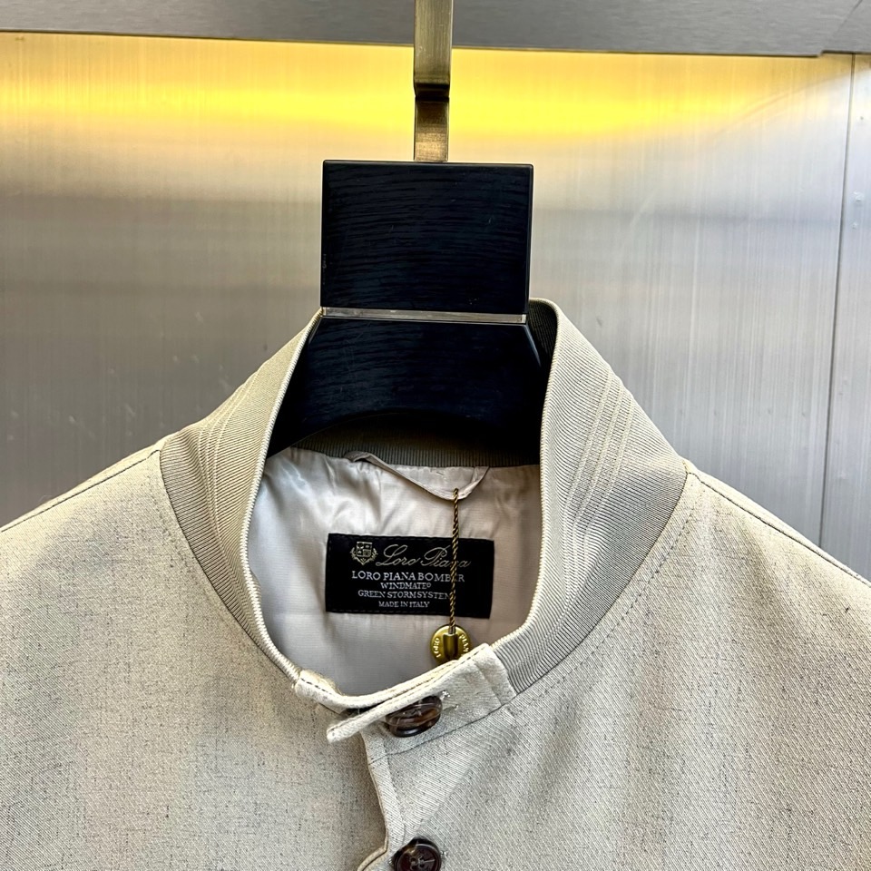 Loro Piana 2026春夏新品夹克，以经典立领与纽扣开襟设计，演绎隽永的意式优雅。前襟单排纽扣排