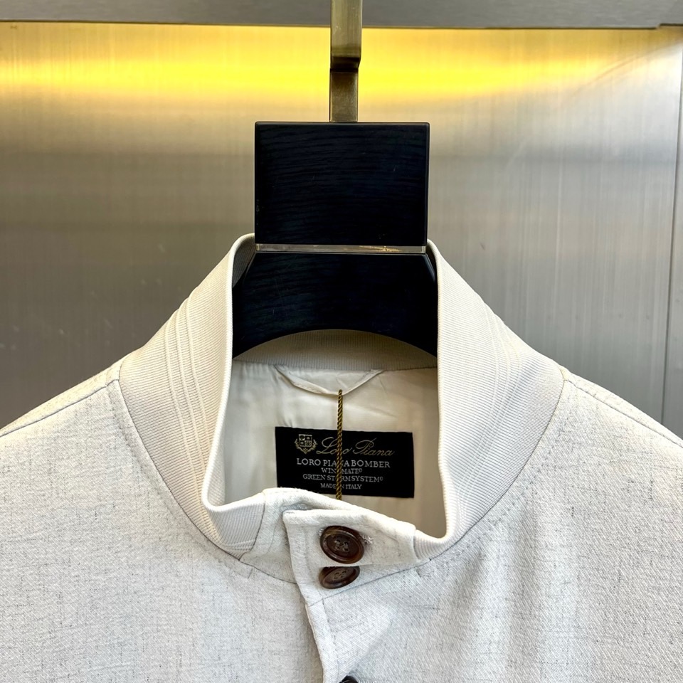 Loro Piana 2026春夏新品夹克，以经典立领与纽扣开襟设计，演绎隽永的意式优雅。前襟单排纽扣排