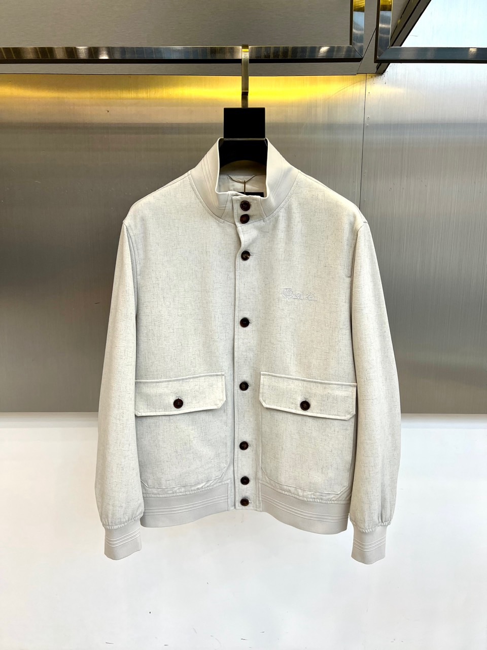 Loro Piana 2026春夏新品夹克，以经典立领与纽扣开襟设计，演绎隽永的意式优雅。前襟单排纽扣排