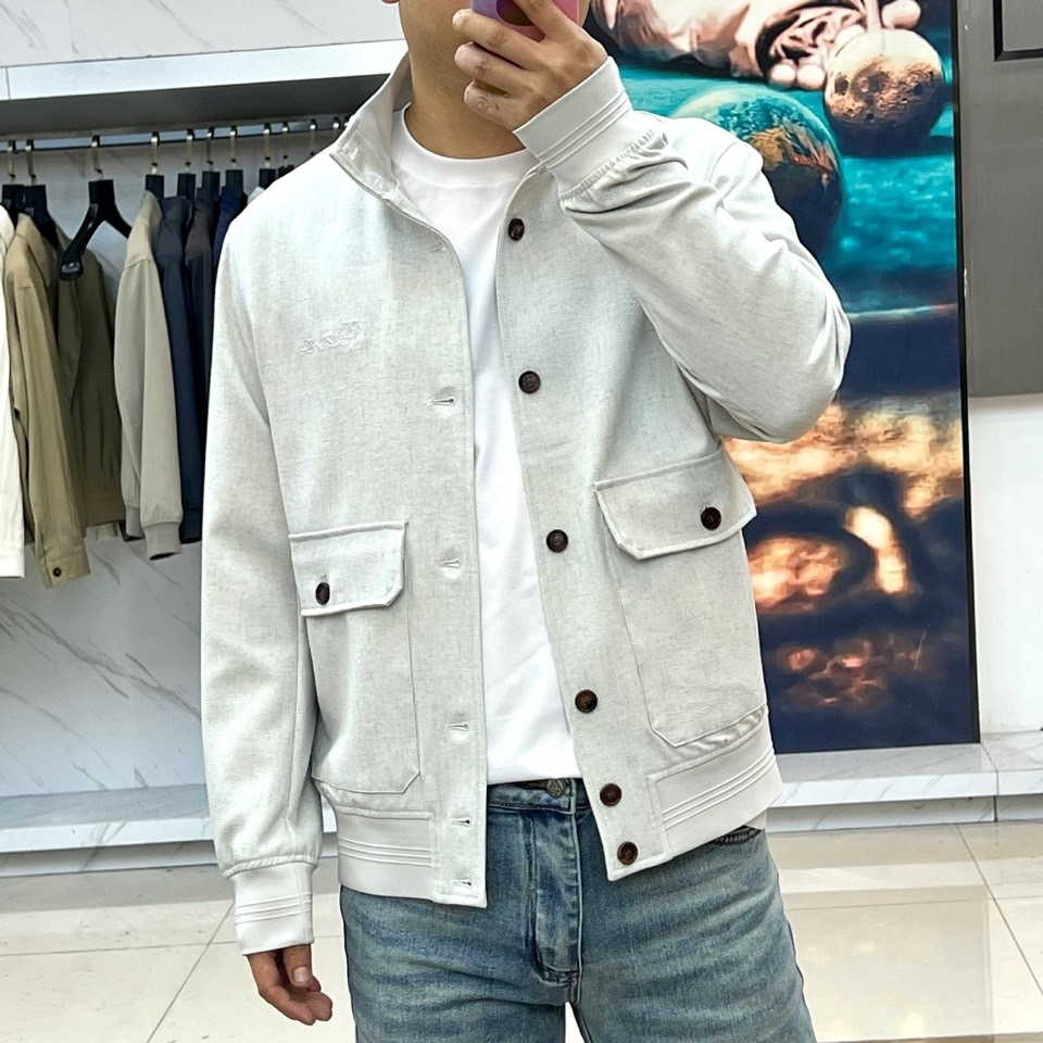 Loro Piana 2026春夏新品夹克，以经典立领与纽扣开襟设计，演绎隽永的意式优雅。前襟单排纽扣排