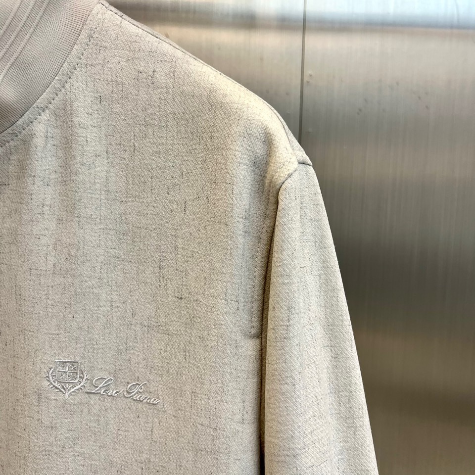 Loro Piana 2026春夏新品夹克，以经典立领与纽扣开襟设计，演绎隽永的意式优雅。前襟单排纽扣排
