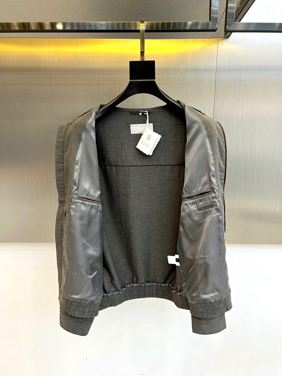 Brunello Cucinelli 2026春夏新品夹克，以简约翻领与利落剪裁勾勒都市廓形。金属拉链开