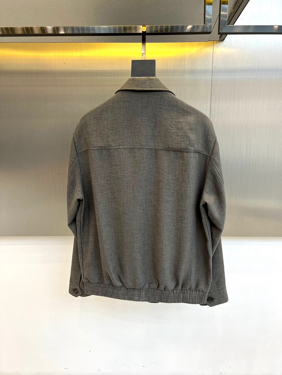 Brunello Cucinelli 2026春夏新品夹克，以简约翻领与利落剪裁勾勒都市廓形。金属拉链开