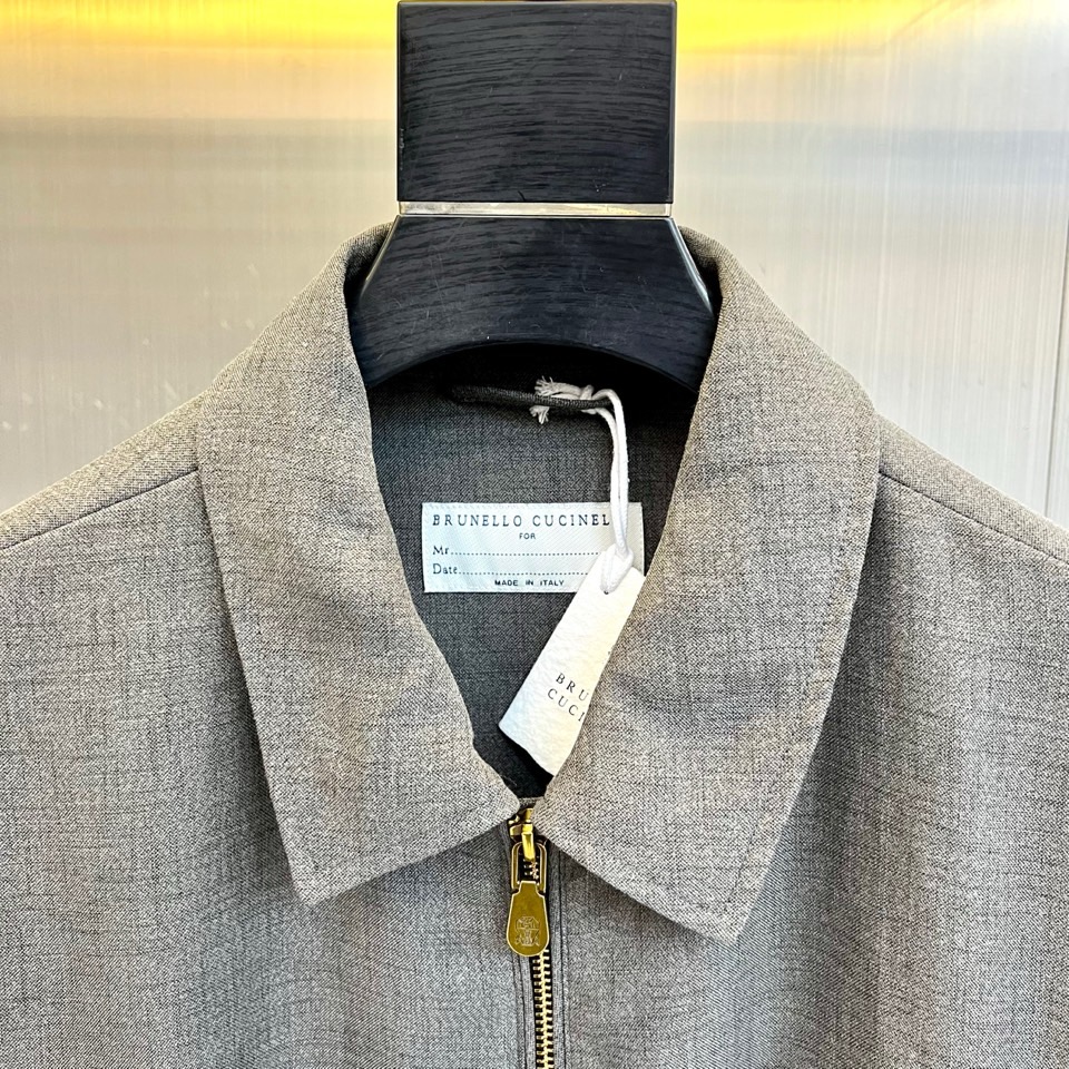 Brunello Cucinelli 2026春夏新品夹克，以简约翻领与利落剪裁勾勒都市廓形。金属拉链开