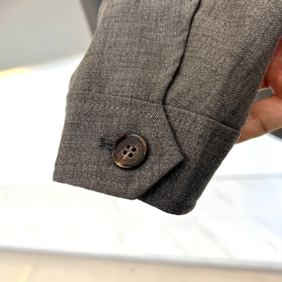 Brunello Cucinelli 2026春夏新品夹克，以简约翻领与利落剪裁勾勒都市廓形。金属拉链开