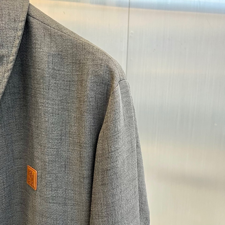 Brunello Cucinelli 2026春夏新品夹克，以简约翻领与利落剪裁勾勒都市廓形。金属拉链开