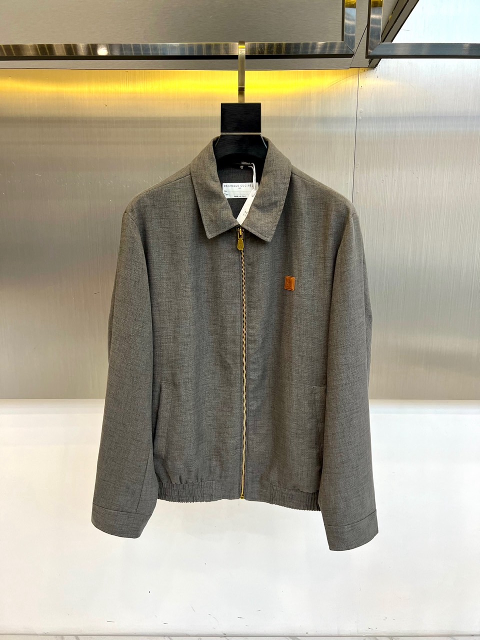 Brunello Cucinelli 2026春夏新品夹克，以简约翻领与利落剪裁勾勒都市廓形。金属拉链开