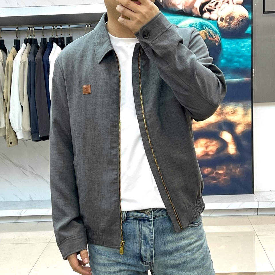 Brunello Cucinelli 2026春夏新品夹克，以简约翻领与利落剪裁勾勒都市廓形。金属拉链开