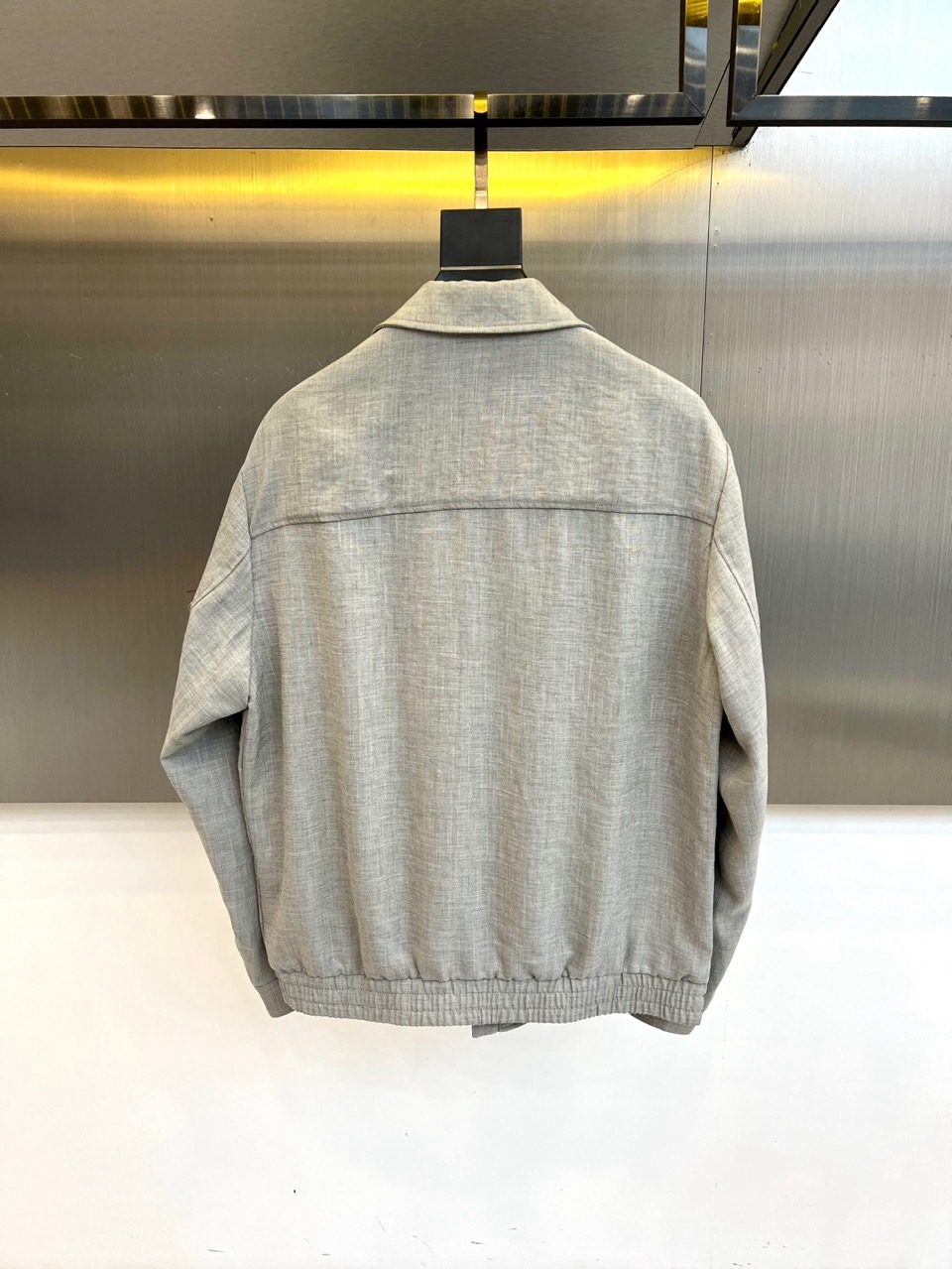 Brunello Cucinelli 2026春夏新品夹克，以简约翻领与利落剪裁勾勒都市廓形。金属拉链开