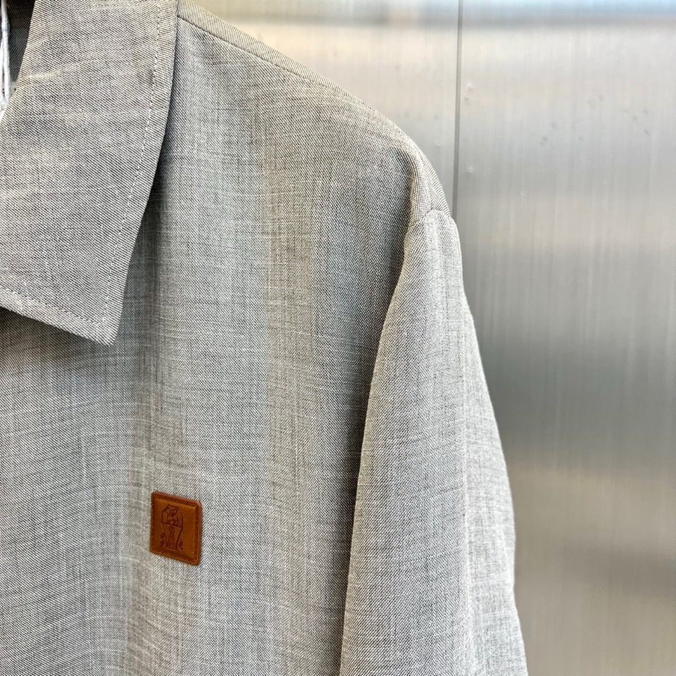 Brunello Cucinelli 2026春夏新品夹克，以简约翻领与利落剪裁勾勒都市廓形。金属拉链开