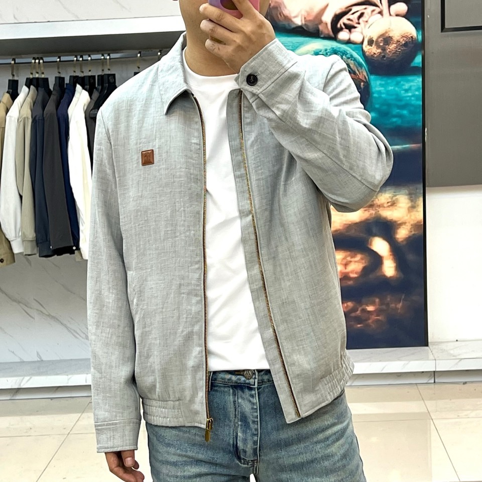Brunello Cucinelli 2026春夏新品夹克，以简约翻领与利落剪裁勾勒都市廓形。金属拉链开