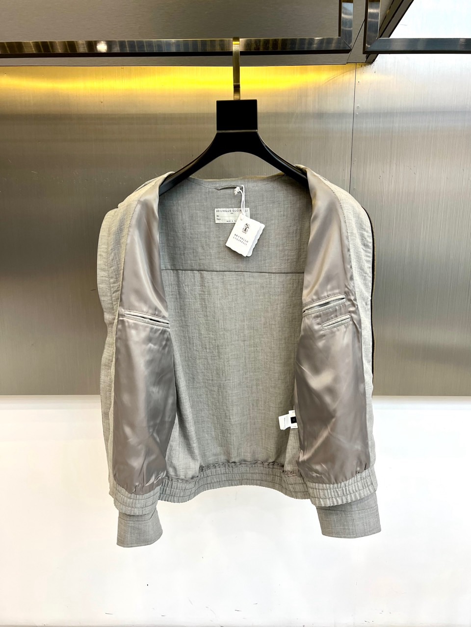 Brunello Cucinelli 2026春夏新品夹克，以简约翻领与利落剪裁勾勒都市廓形。金属拉链开