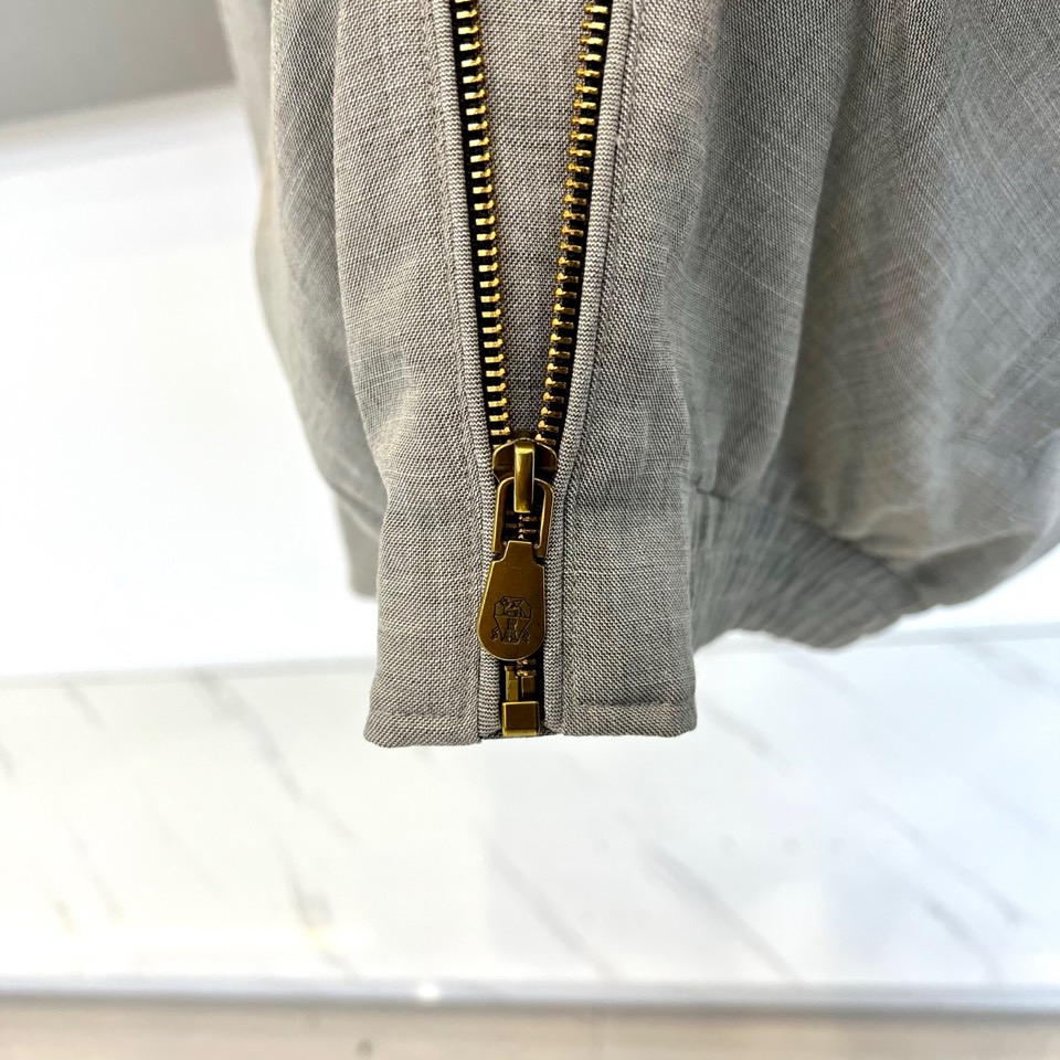 Brunello Cucinelli 2026春夏新品夹克，以简约翻领与利落剪裁勾勒都市廓形。金属拉链开