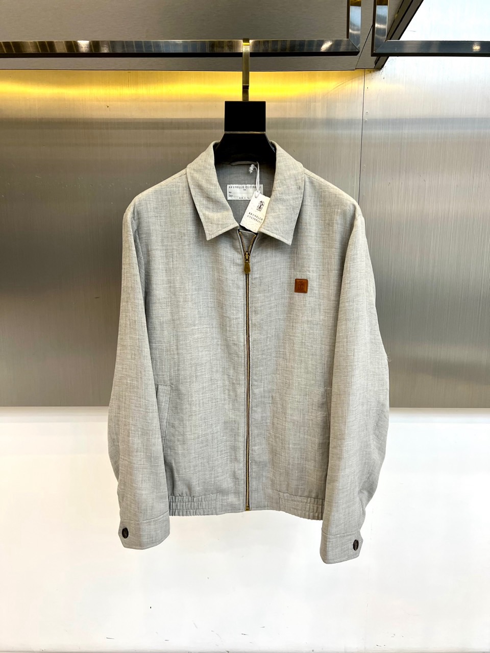 Brunello Cucinelli 2026春夏新品夹克，以简约翻领与利落剪裁勾勒都市廓形。金属拉链开